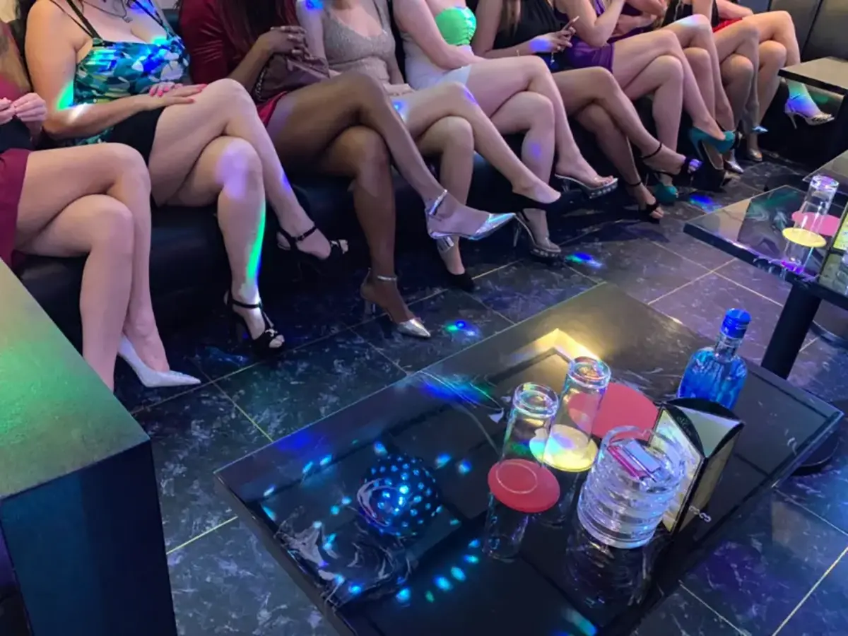 東京都文京区湯島のインターナショナルパブ HOT LEGS(ホットレッグス)キャスト集合写真