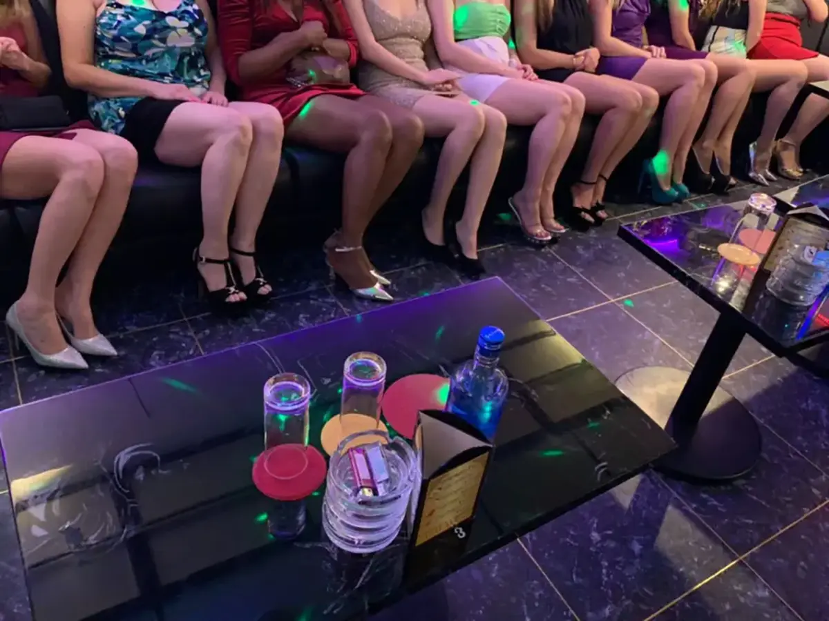 東京都文京区湯島のインターナショナルパブ HOT LEGS(ホットレッグス)キャスト集合写真