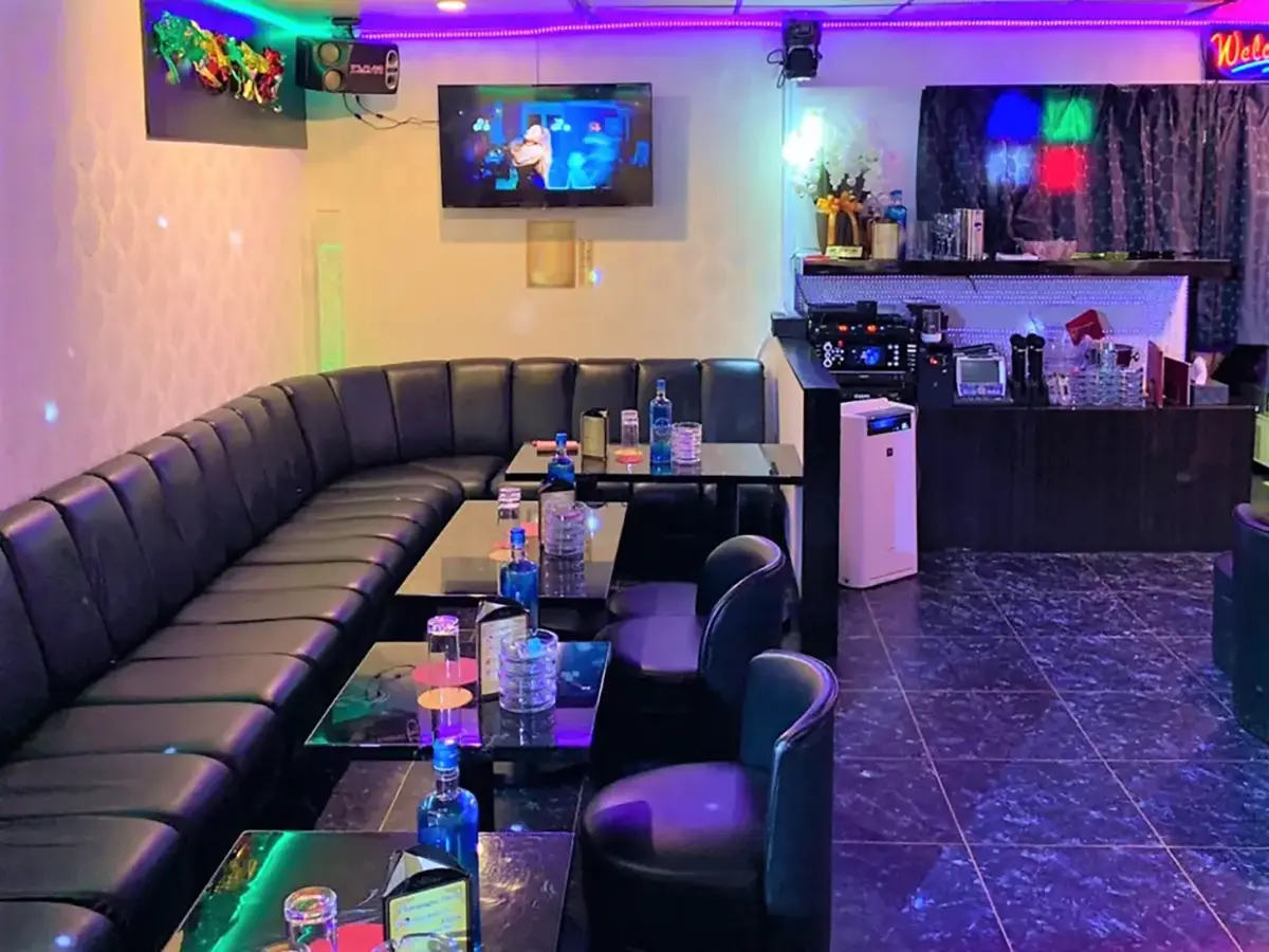 東京都文京区湯島のインターナショナルパブ HOT LEGS(ホットレッグス)店舗写真