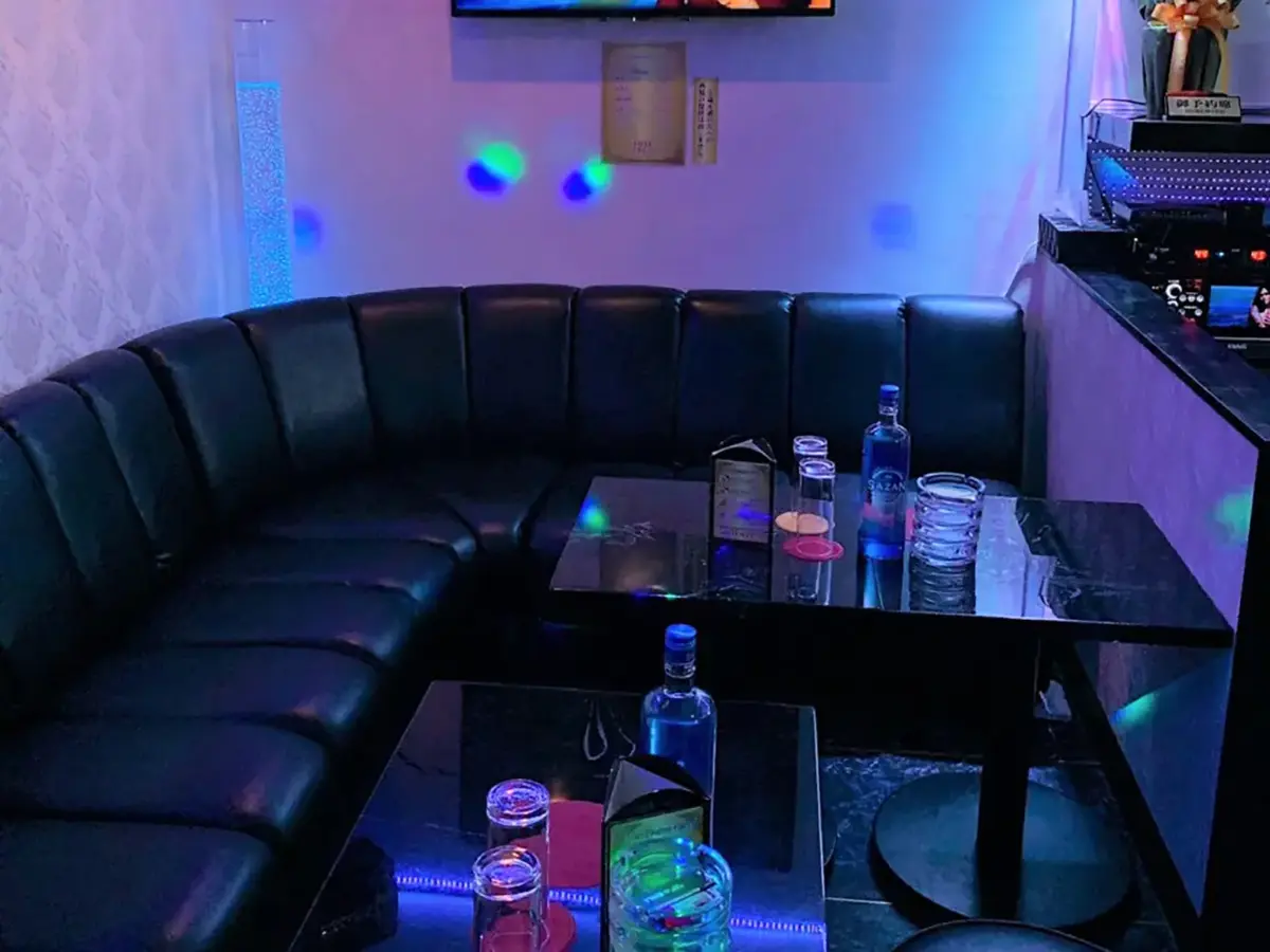 東京都文京区湯島のインターナショナルパブ HOT LEGS(ホットレッグス)店舗写真