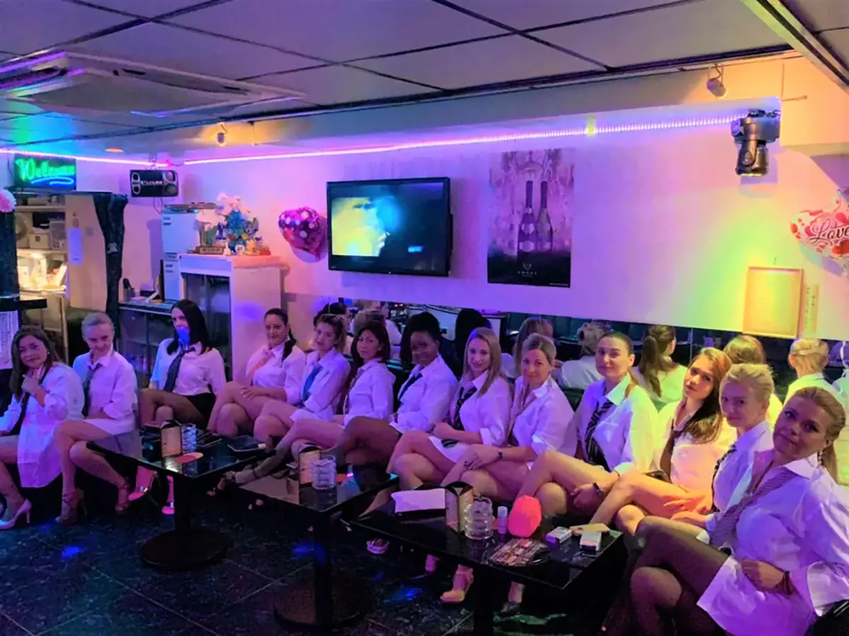 東京都文京区湯島のインターナショナルパブ HOT LEGS(ホットレッグス)キャスト集合写真